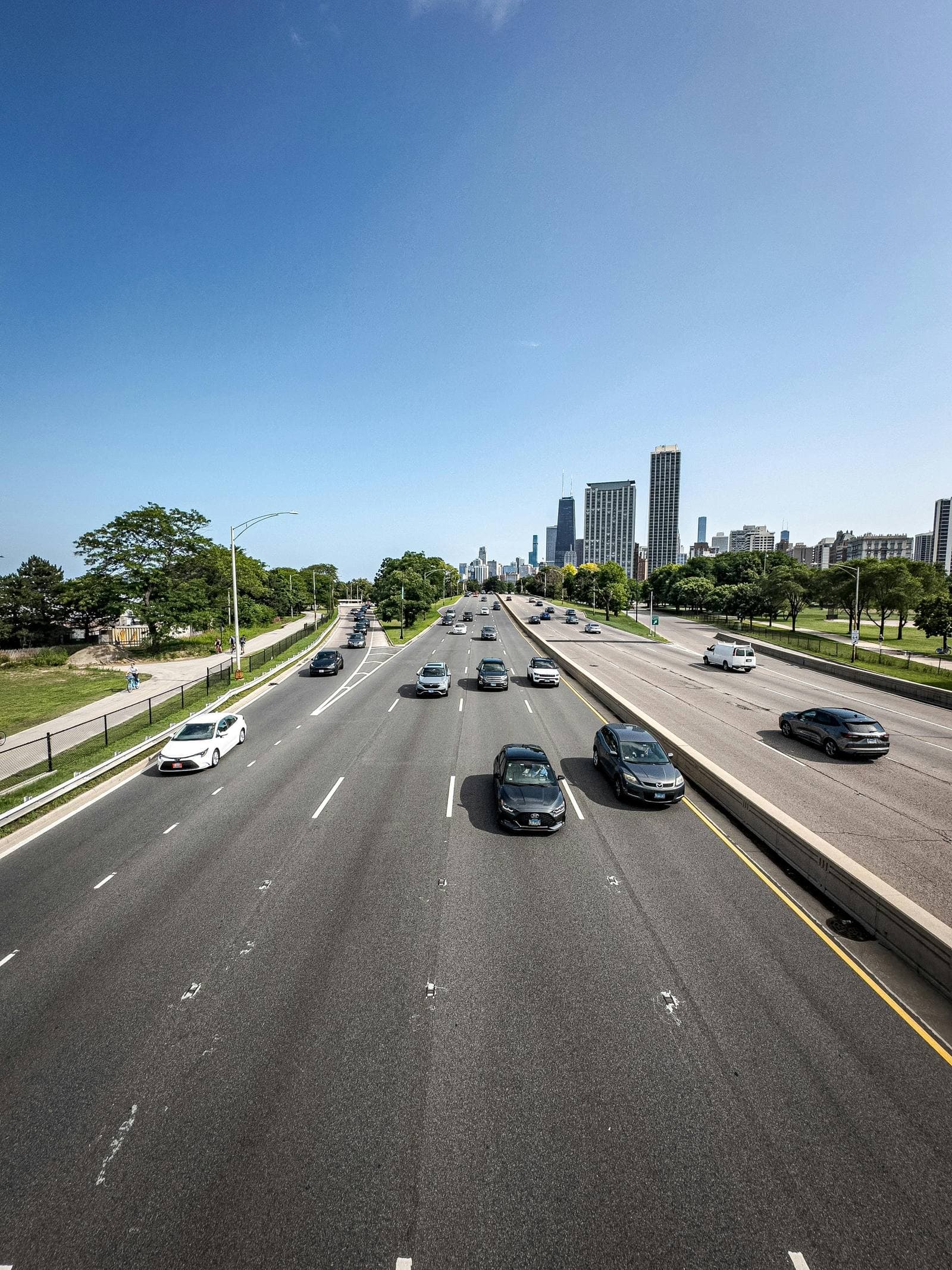 Șosea urbană cu trafic intens și lumini de oraș, potrivită pentru informare și conștientizare publică.